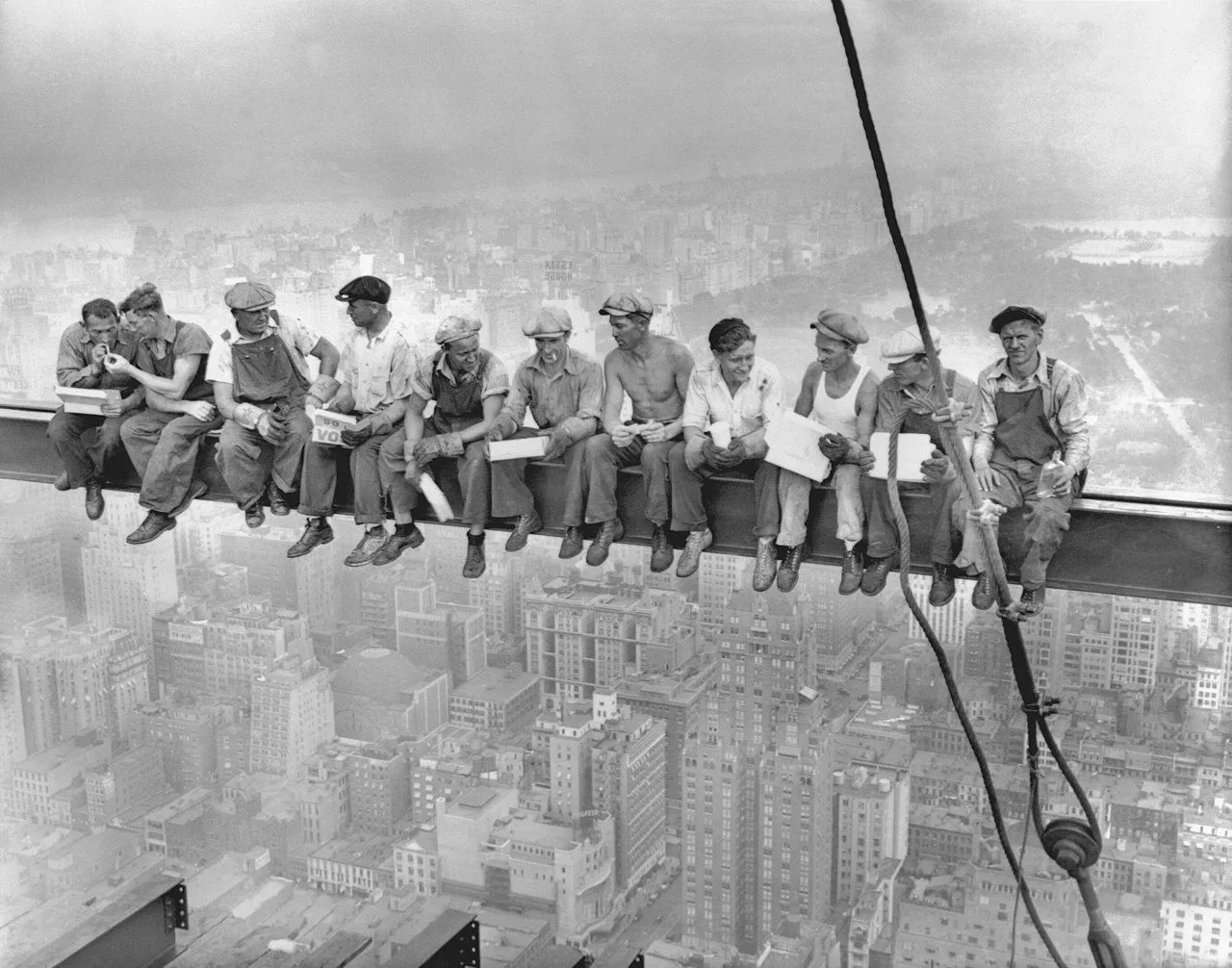 Bức ảnh đen trắng kinh điển &quot;Lunch atop a Skyscraper&quot; chụp những người công nhân trên dầm thép cao tầng