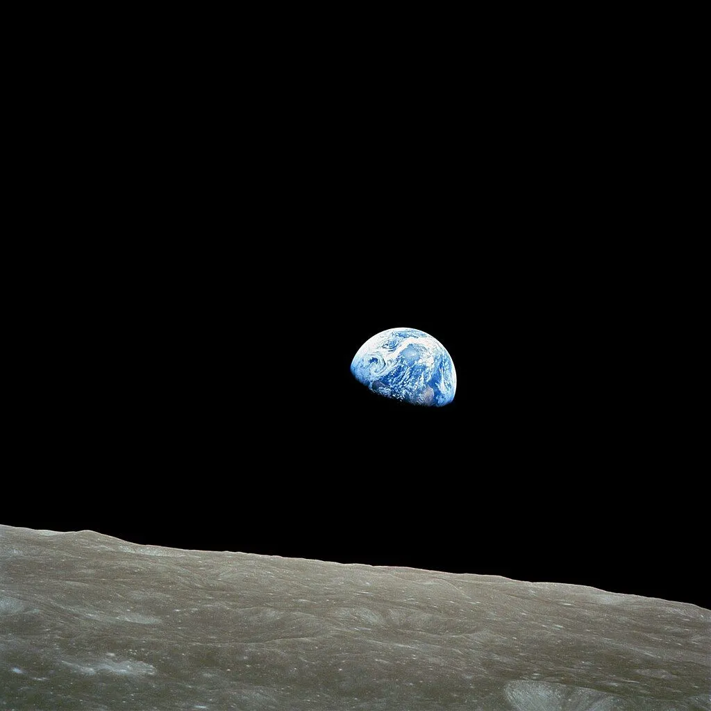Bức ảnh &quot;Earthrise&quot; nổi tiếng chụp Trái Đất từ quỹ đạo mặt trăng bởi Apollo 8