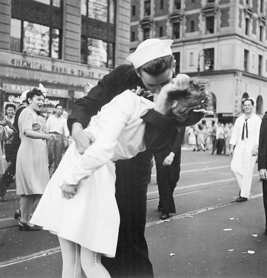 Bức ảnh &quot;Kissing the War Goodbye&quot; của Victor Jorgensen, ghi lại khoảnh khắc tự nhiên sau Thế chiến II tại Quảng trường Thời Đại.