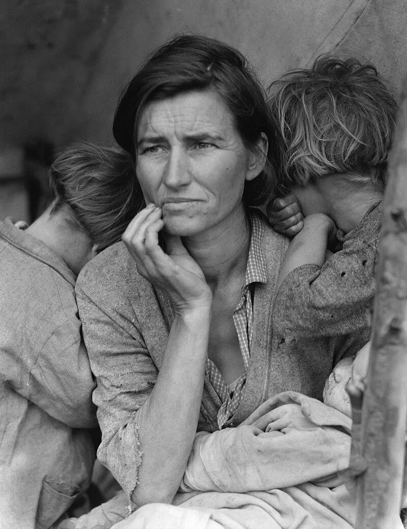 Bức ảnh lịch sử &quot;Migrant Mother&quot; của Dorothea Lange chụp một người phụ nữ với gương mặt lo lắng và các con