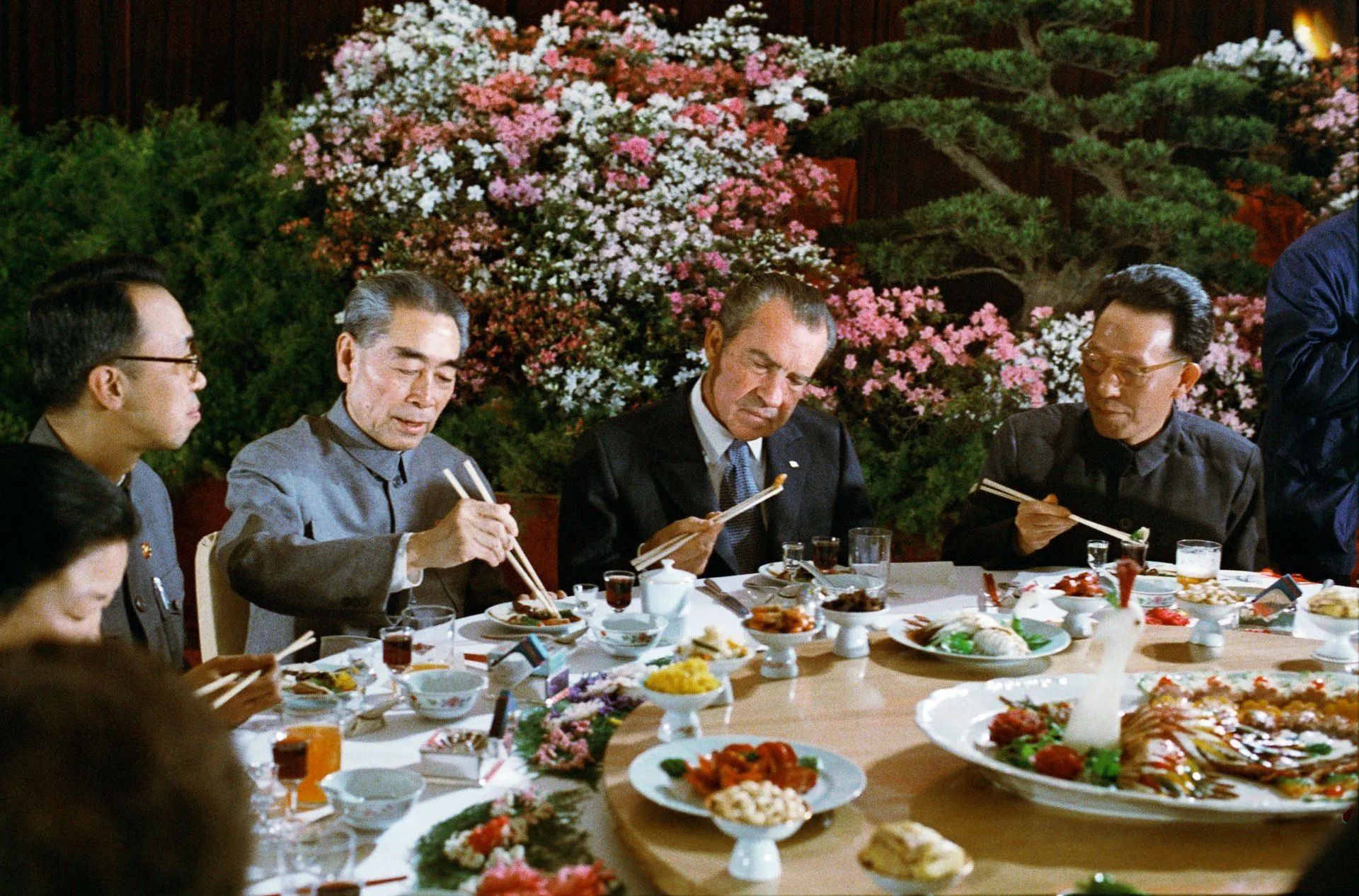 Bức ảnh lịch sử Tổng thống Richard Nixon dùng đũa trong bữa tiệc tại Trung Quốc, một ví dụ về cảnh phức tạp cho AI.