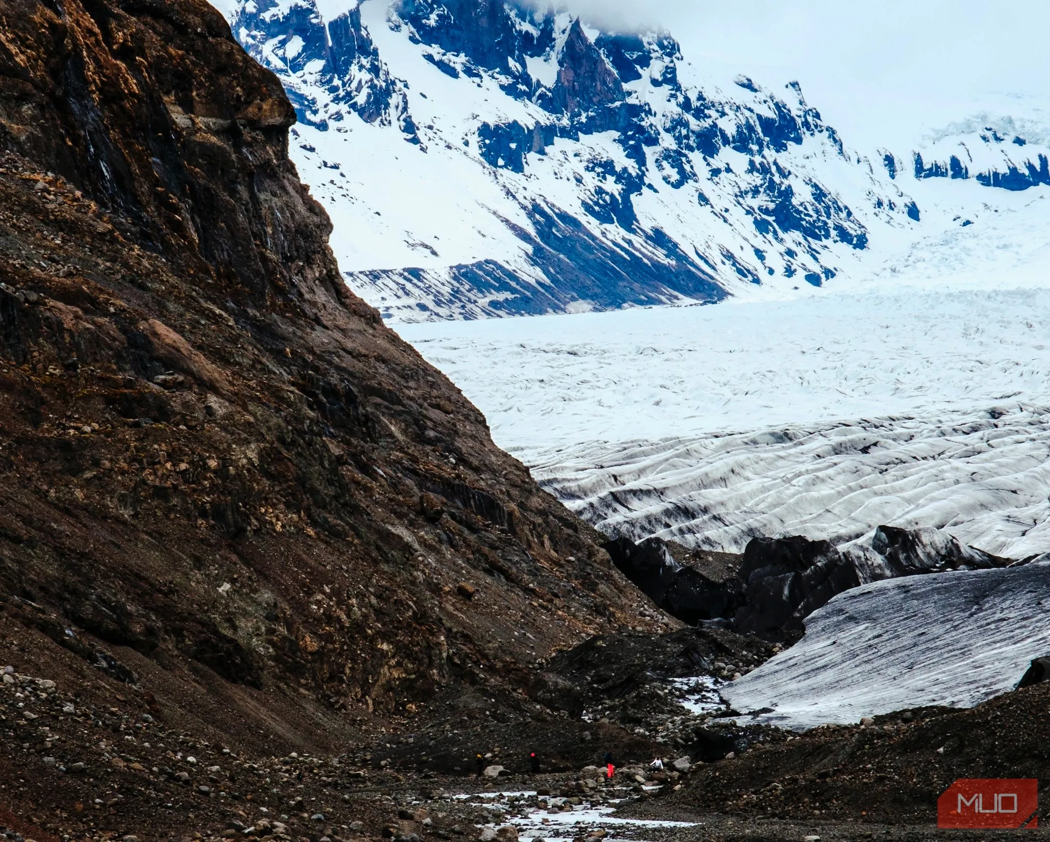 Bức ảnh người đang đi bộ đường dài giữa sông băng và núi non tại công viên quốc gia Iceland