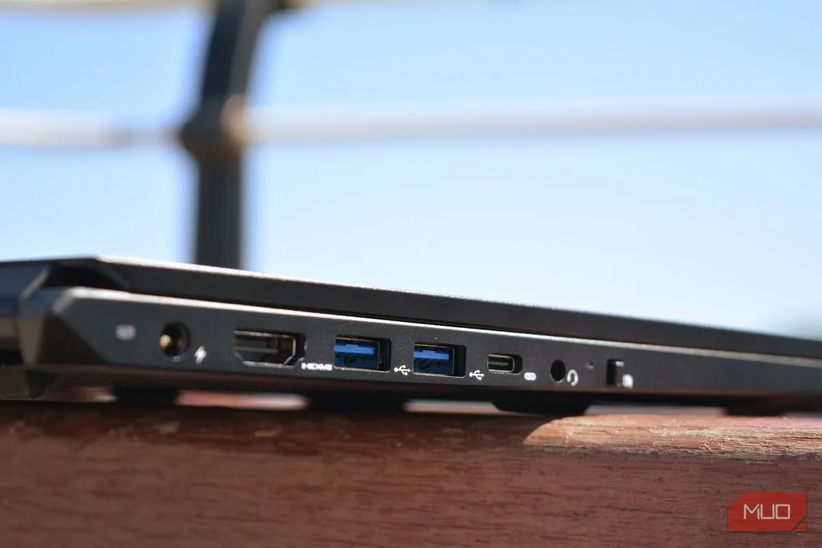 Các cổng USB trên một máy tính xách tay System76 Pangolin, minh họa sự đa dạng của cổng kết nối chuột.