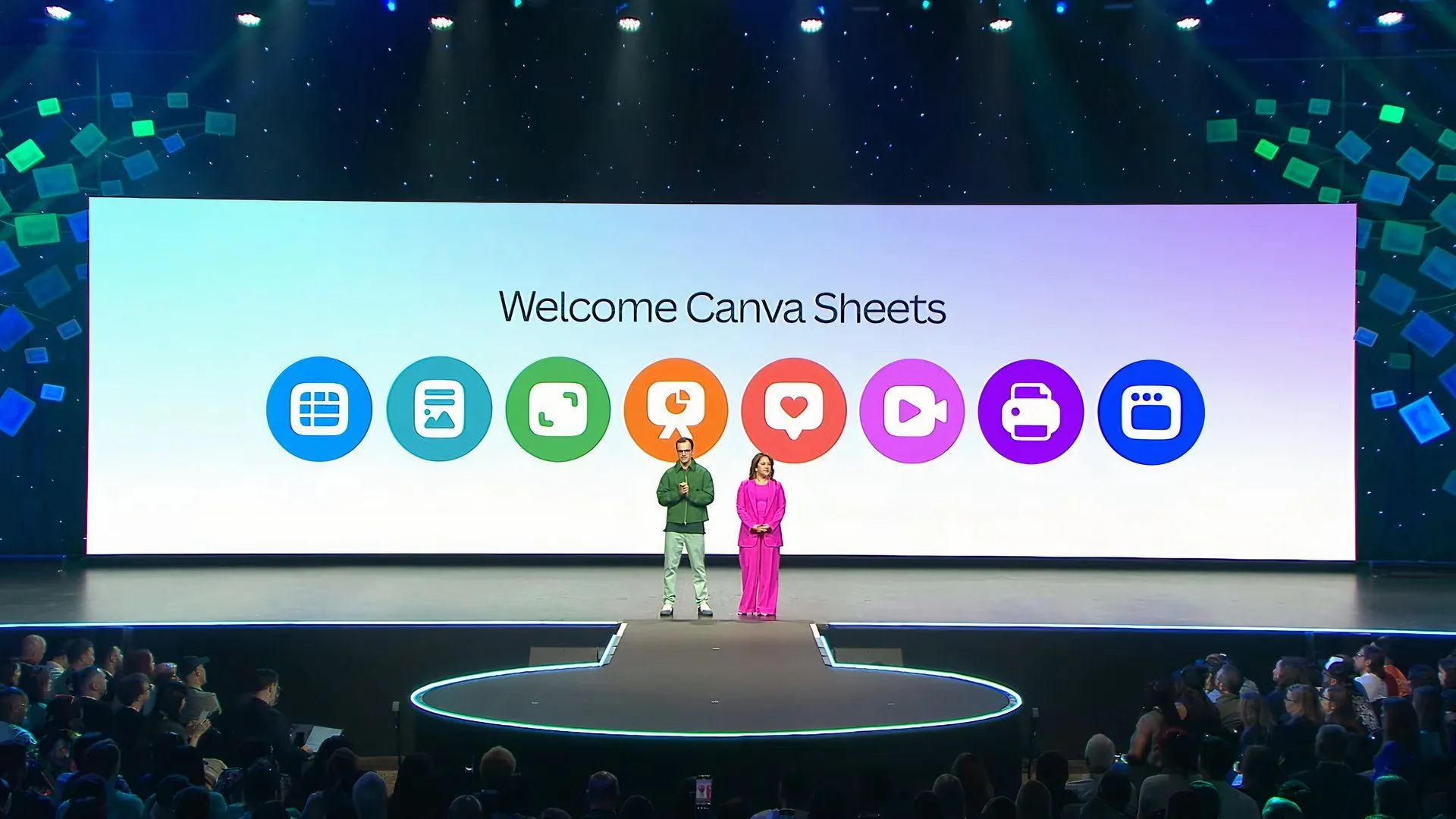 Các diễn giả giới thiệu tính năng Canva Sheets mới tại sự kiện Canva Create