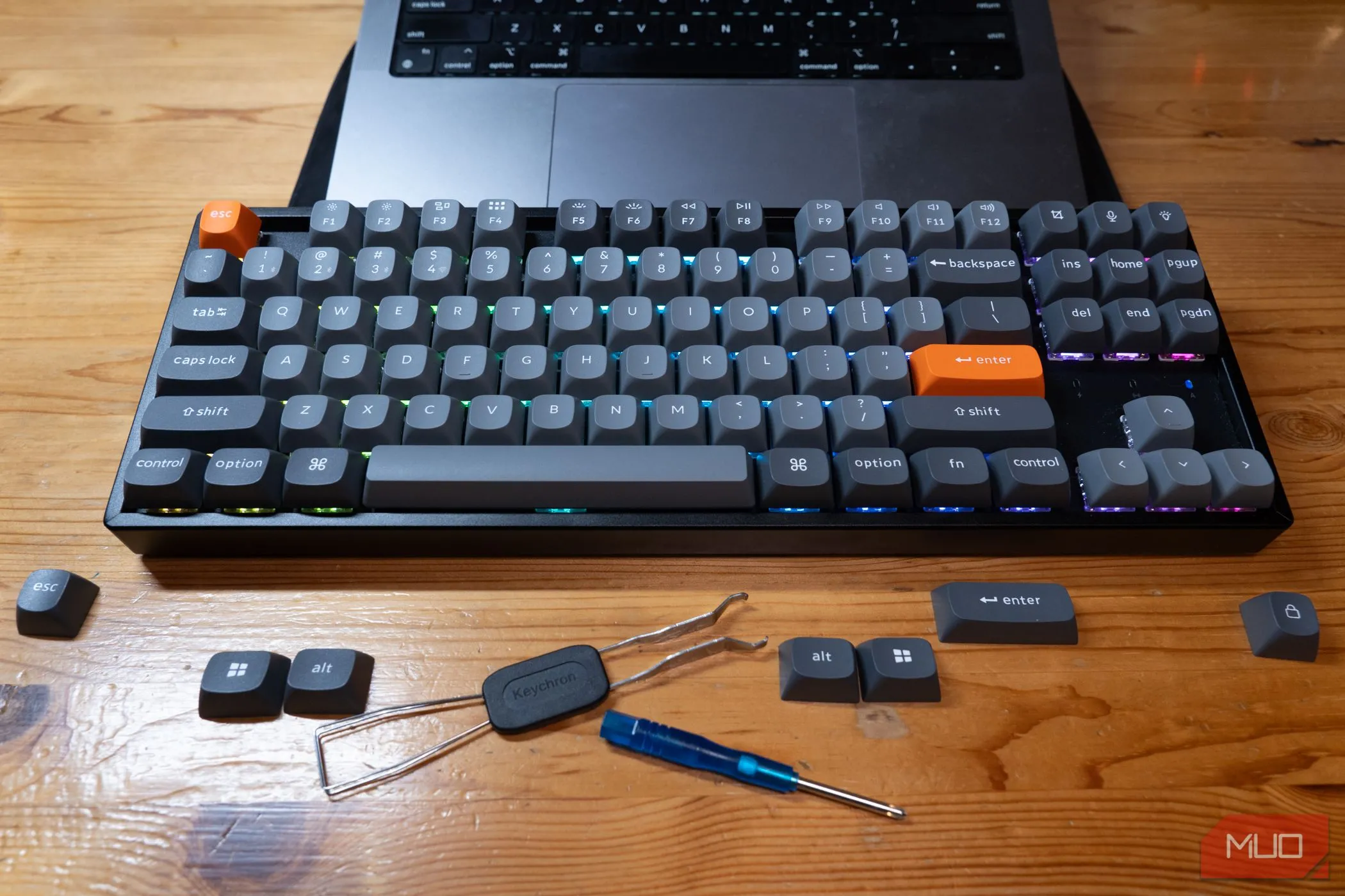 Các keycap thay thế và phím chức năng đi kèm bàn phím Keychron K8 Max