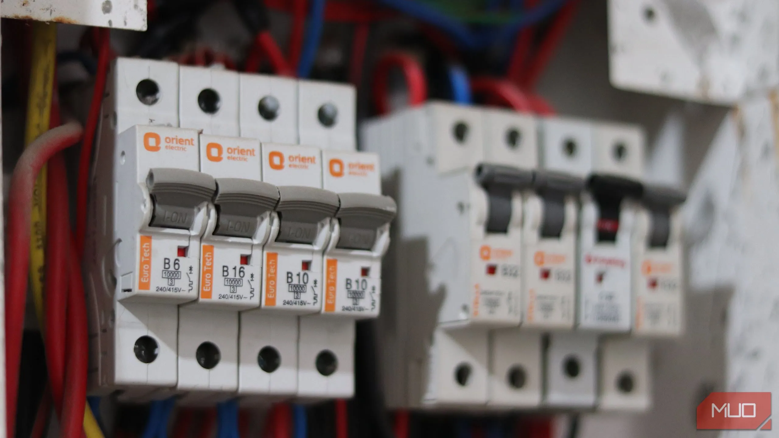 Các mạch cầu dao điện trong nhà minh họa việc kết nối powerline qua các cầu dao khác nhau