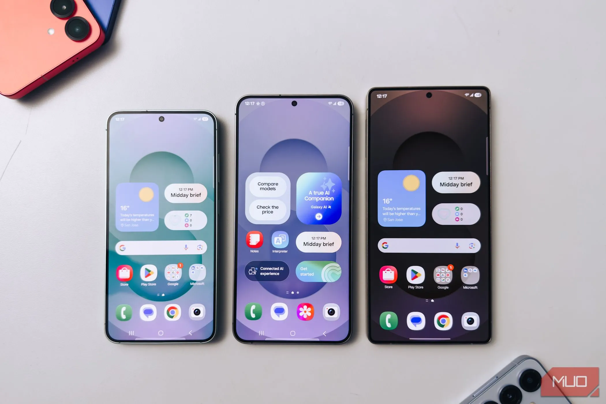 Các mẫu điện thoại Samsung Galaxy S25 series với màn hình bật sáng trên bàn trắng, minh họa phần mềm tối ưu