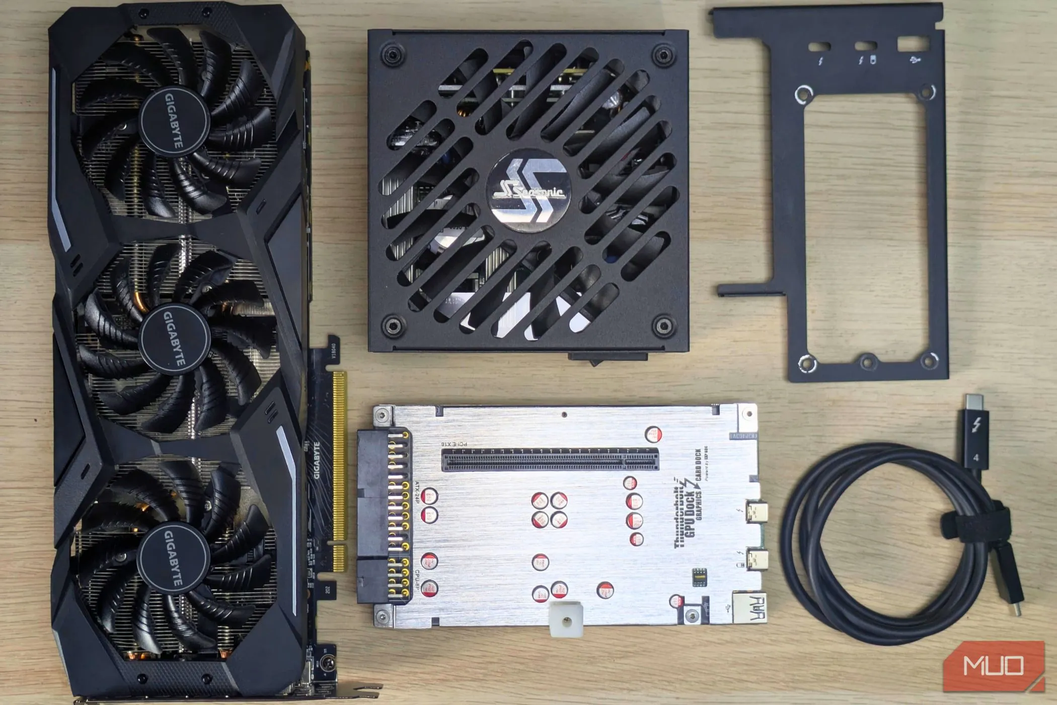 Các thành phần thiết yếu để xây dựng hệ thống eGPU bao gồm card đồ họa, bộ nguồn và dock Thunderbolt