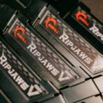 Các thanh RAM máy tính DDR5 được xếp chồng lên nhau, minh họa thế hệ bộ nhớ mới nhất cho PC