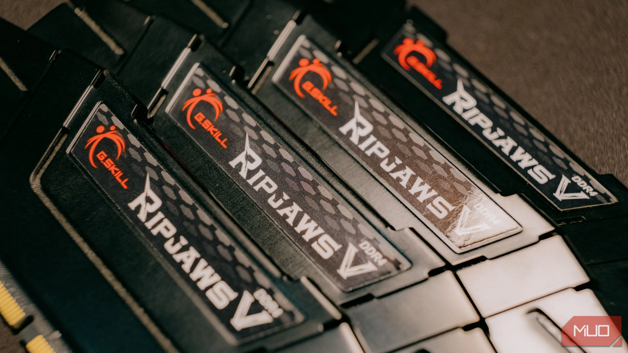 Các thanh RAM máy tính DDR5 được xếp chồng lên nhau, minh họa thế hệ bộ nhớ mới nhất cho PC