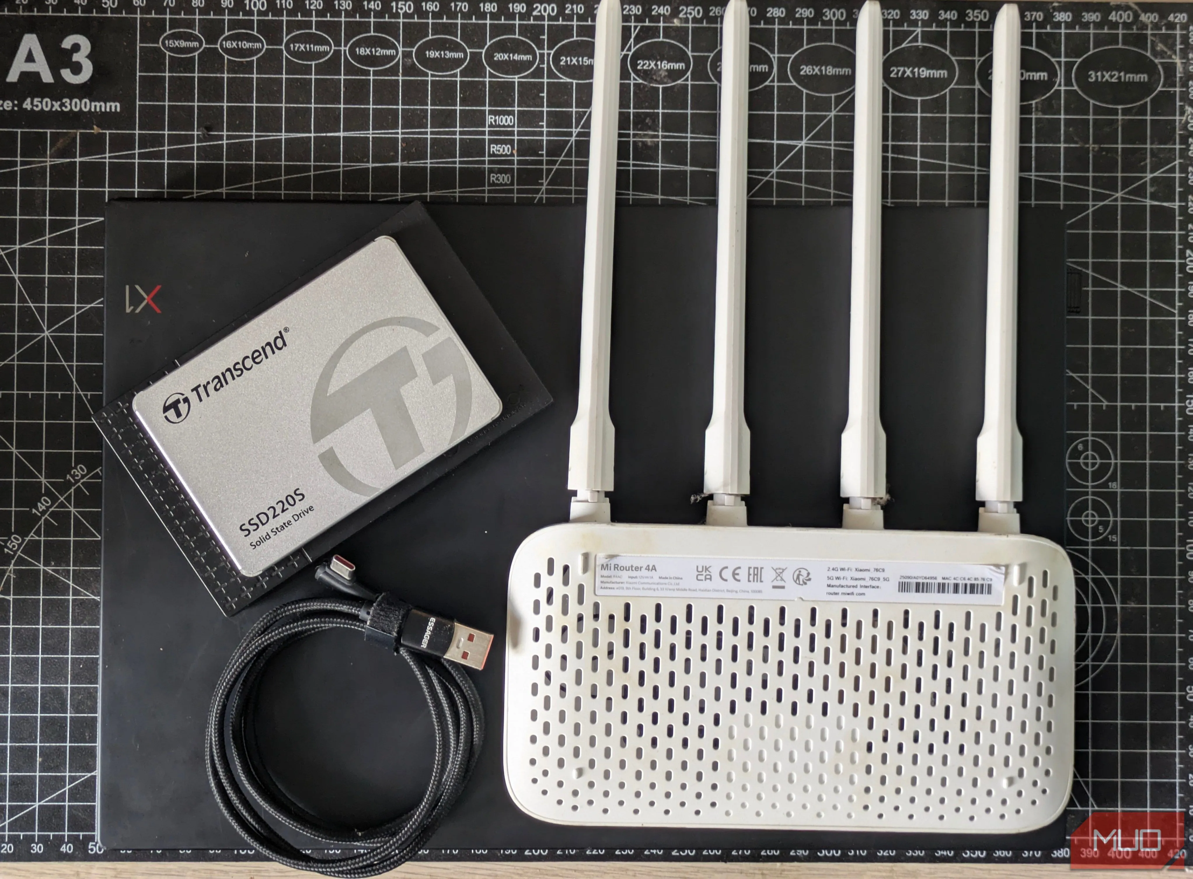 Các thiết bị cần thiết để tạo NAS từ router bao gồm router Wi-Fi, ổ cứng SSD gắn ngoài và cáp kết nối