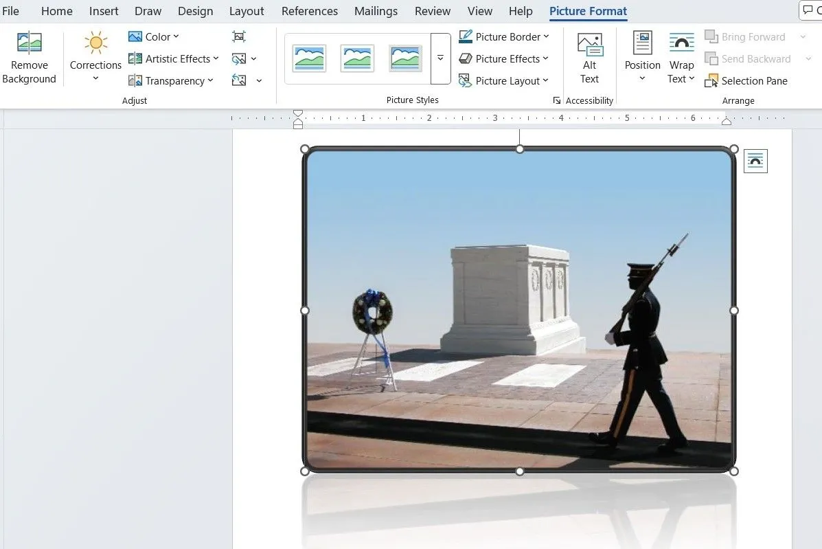 Các tùy chọn chỉnh sửa hình ảnh trong tab Định dạng Ảnh của Microsoft Word