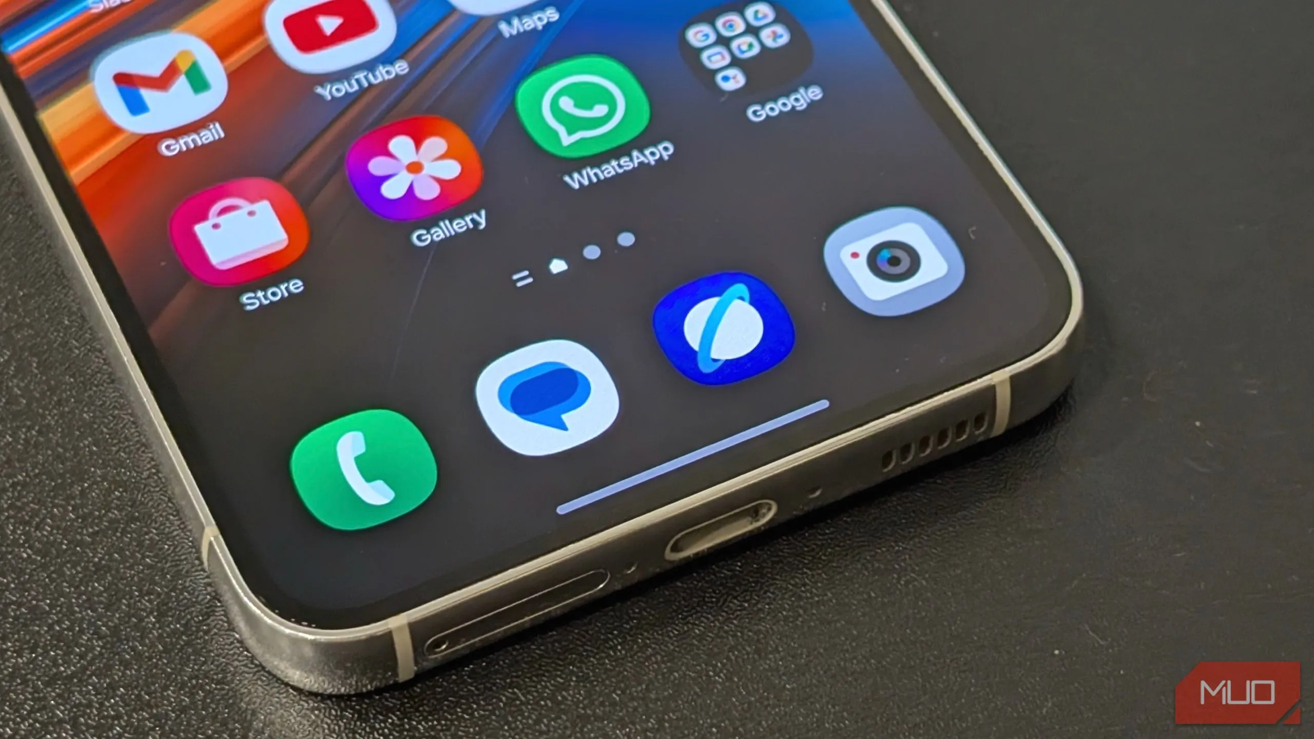 Các ứng dụng trùng lặp trên điện thoại thông minh Samsung Galaxy như Điện thoại, Samsung Internet, Thư viện và Gmail