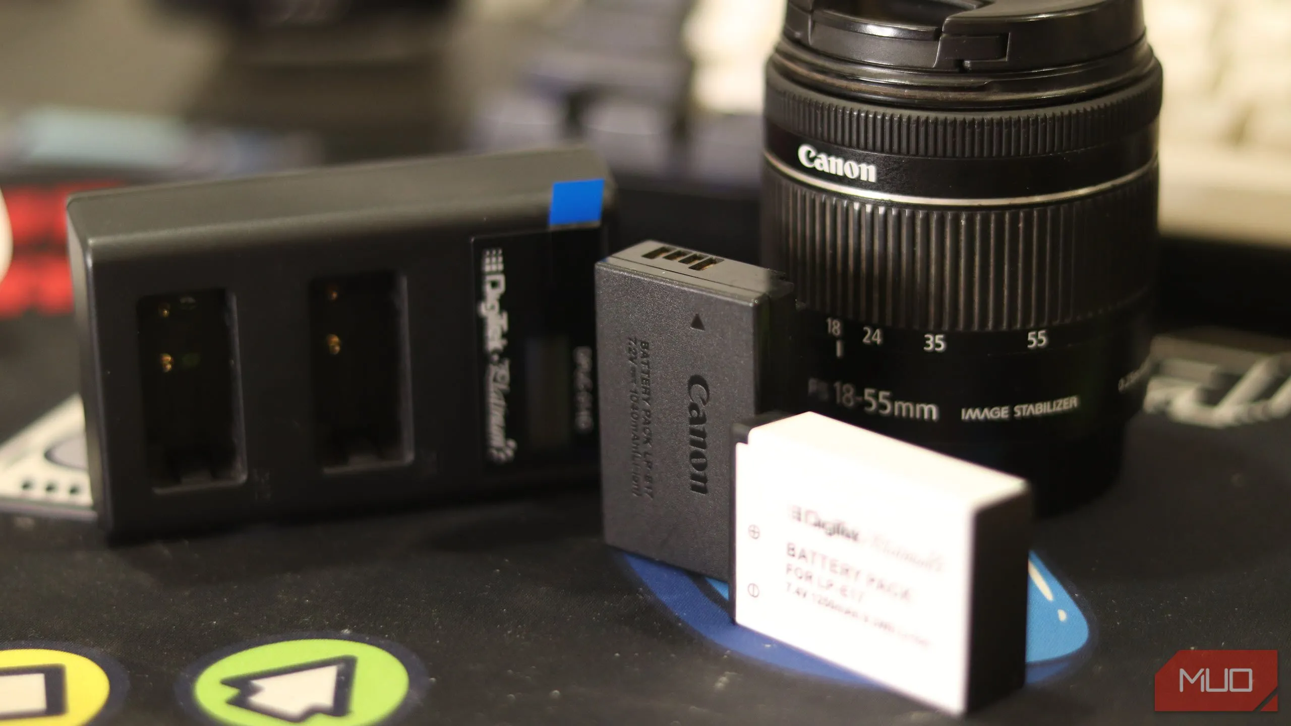 Các viên pin dự phòng của bên thứ ba cùng với pin Canon DSLR chính hãng