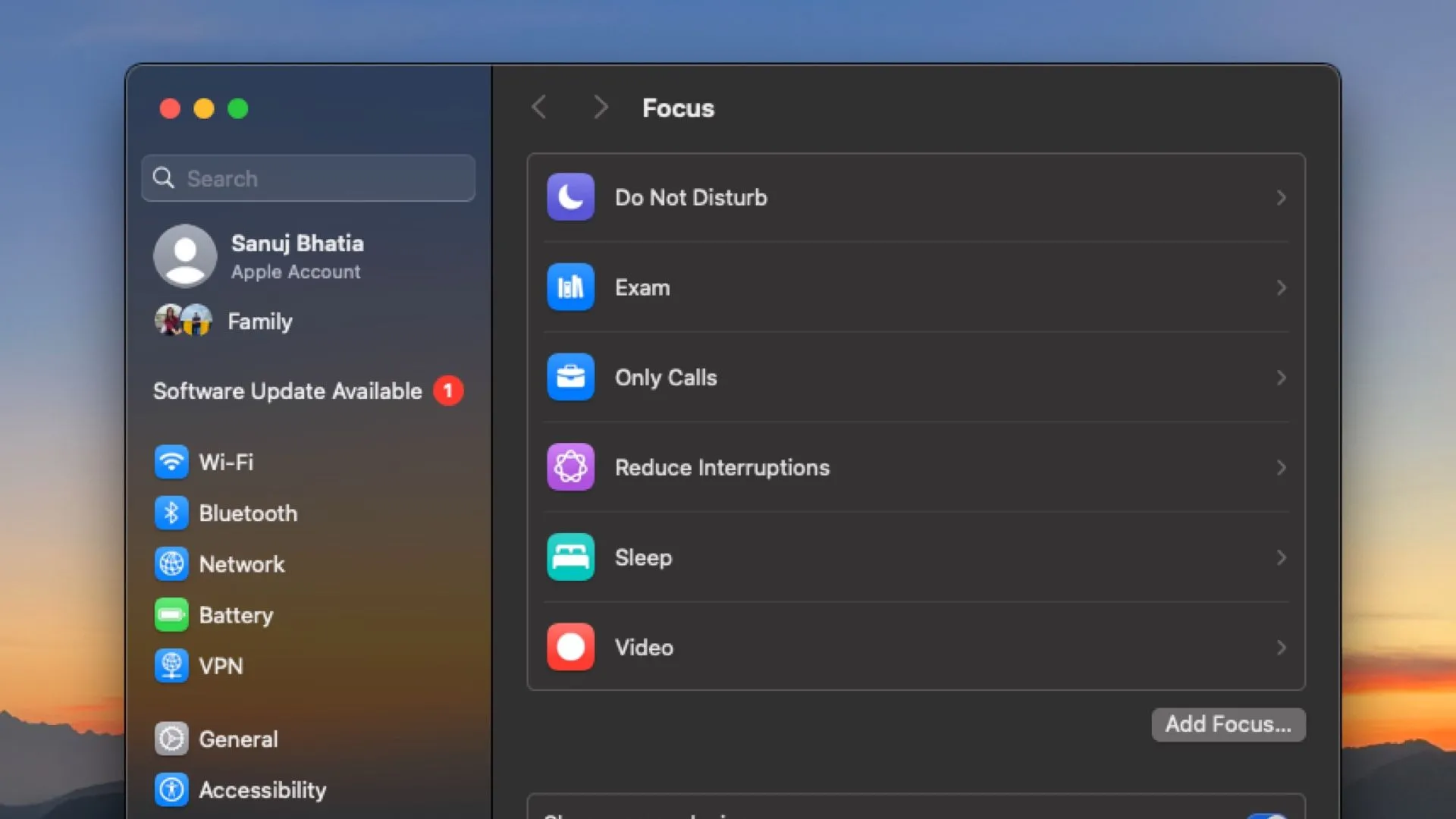 Cài đặt chế độ Focus (Tập trung) trên macOS, hiển thị các tùy chọn tùy chỉnh thông báo và hành vi hệ thống để nâng cao hiệu suất làm việc.