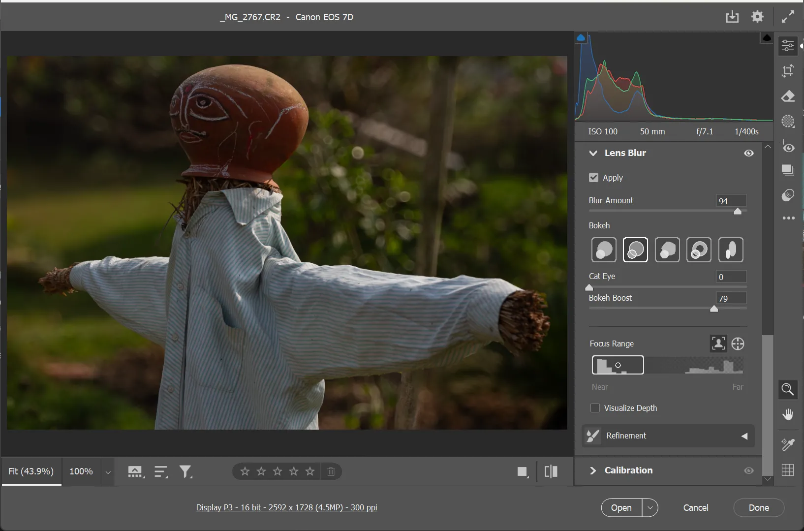 Cài đặt công cụ Lens Blur trong Camera Raw Filter của Photoshop, hiển thị các thanh trượt Blur Amount, Focal Range và tùy chọn Bokeh Effects