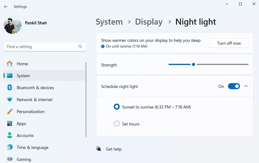 Cài đặt Night Light trong ứng dụng Cài đặt của Windows, hiển thị thanh trượt cường độ và tùy chọn lên lịch tự động
