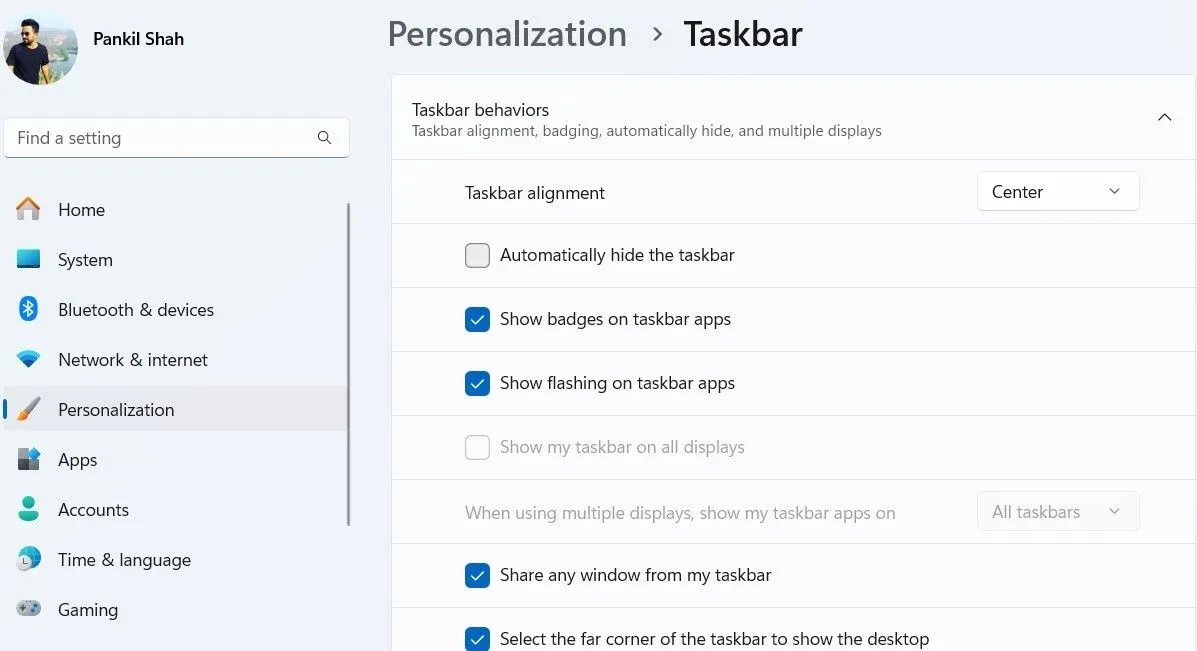 Cài đặt &quot;Taskbar behaviors&quot; (Hành vi thanh tác vụ) trong ứng dụng Cài đặt của Windows 11, hiển thị tùy chọn &quot;Automatically hide the taskbar&quot; (Tự động ẩn thanh tác vụ) đã được bỏ chọn để hiển thị Start Menu.