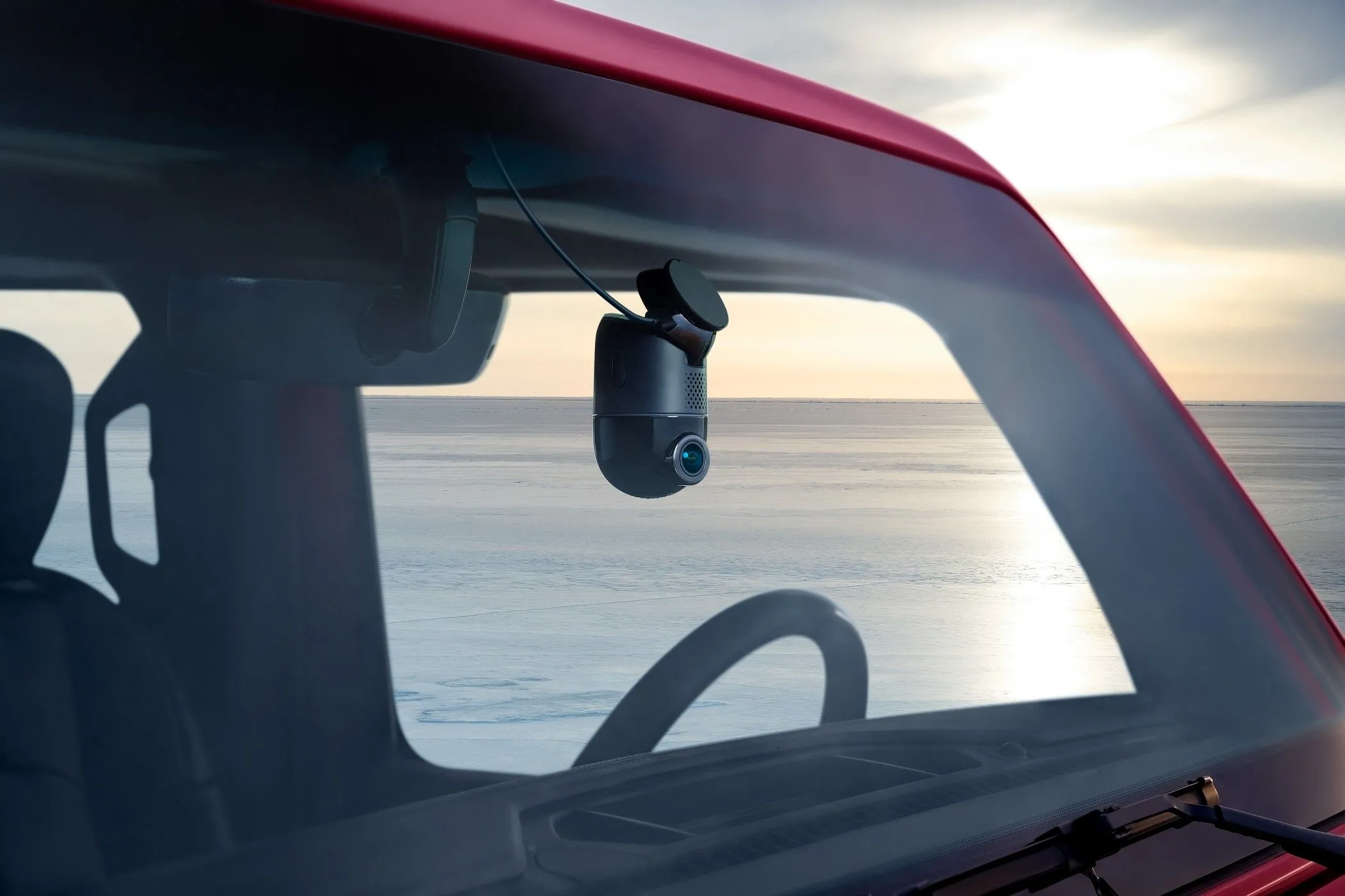 Camera hành trình 70mai 4K Omni gắn trên kính chắn gió ô tô, ghi lại khung cảnh đường đi với chất lượng 4K siêu nét