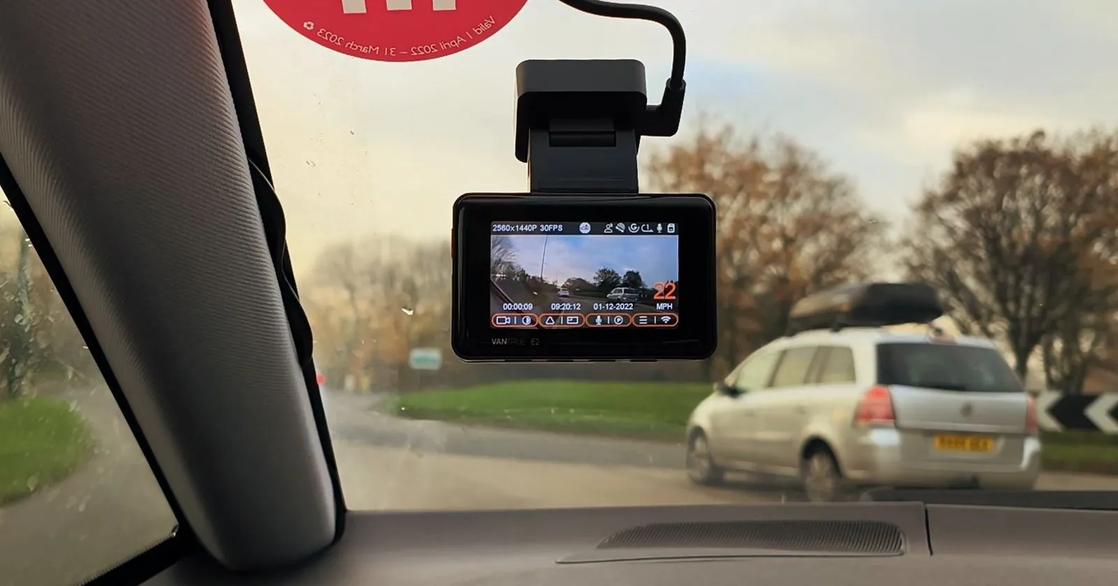 Camera hành trình Vantrue E2 được gắn trên kính chắn gió ô tô