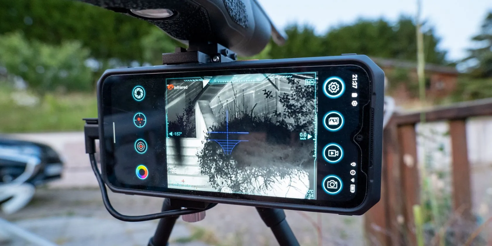 Camera nhiệt hồng ngoại Xinfrared X2 được gắn trên điện thoại smartphone và chân máy tripod.