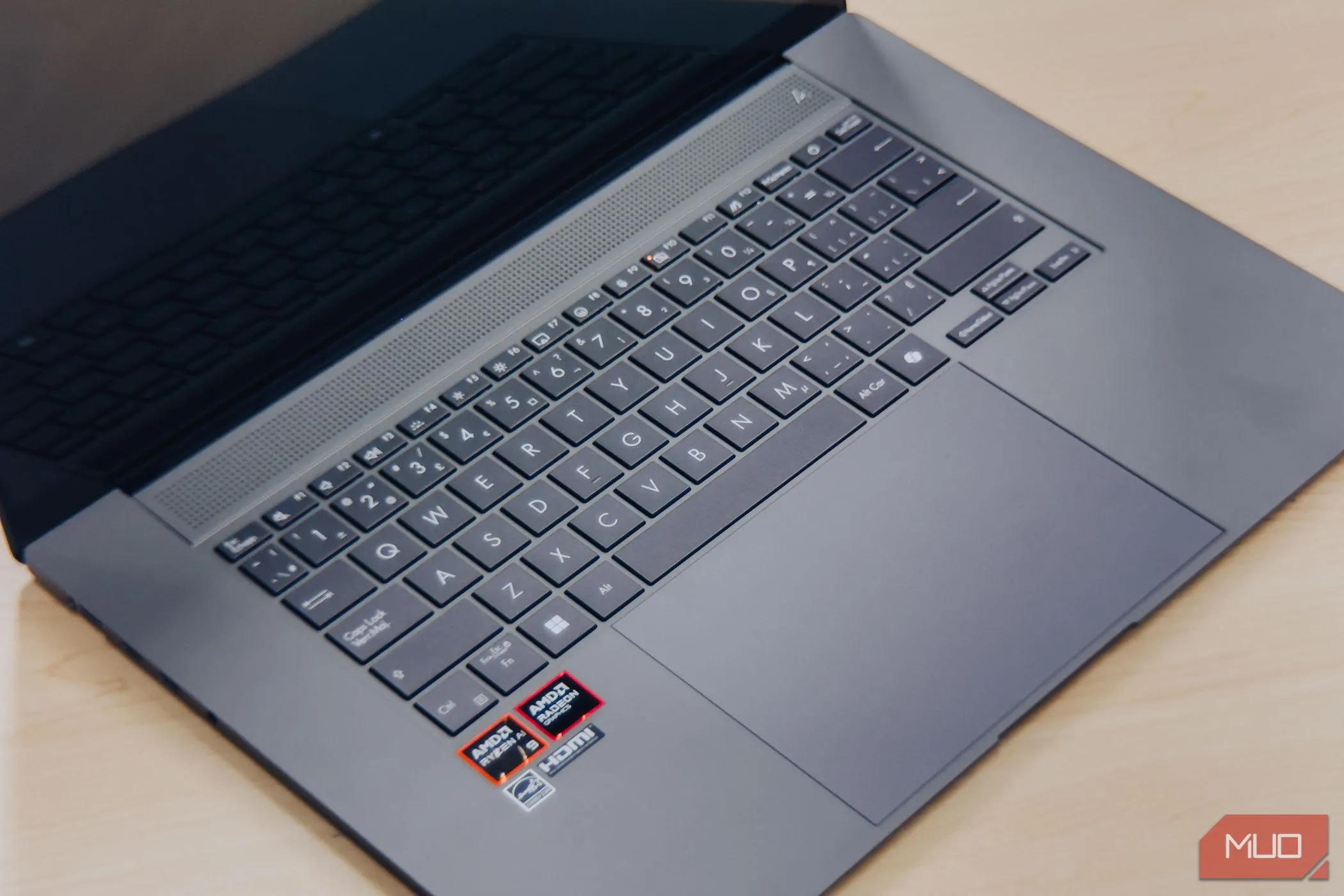 Cận cảnh bàn phím ASUS Zenbook S 16 OLED
