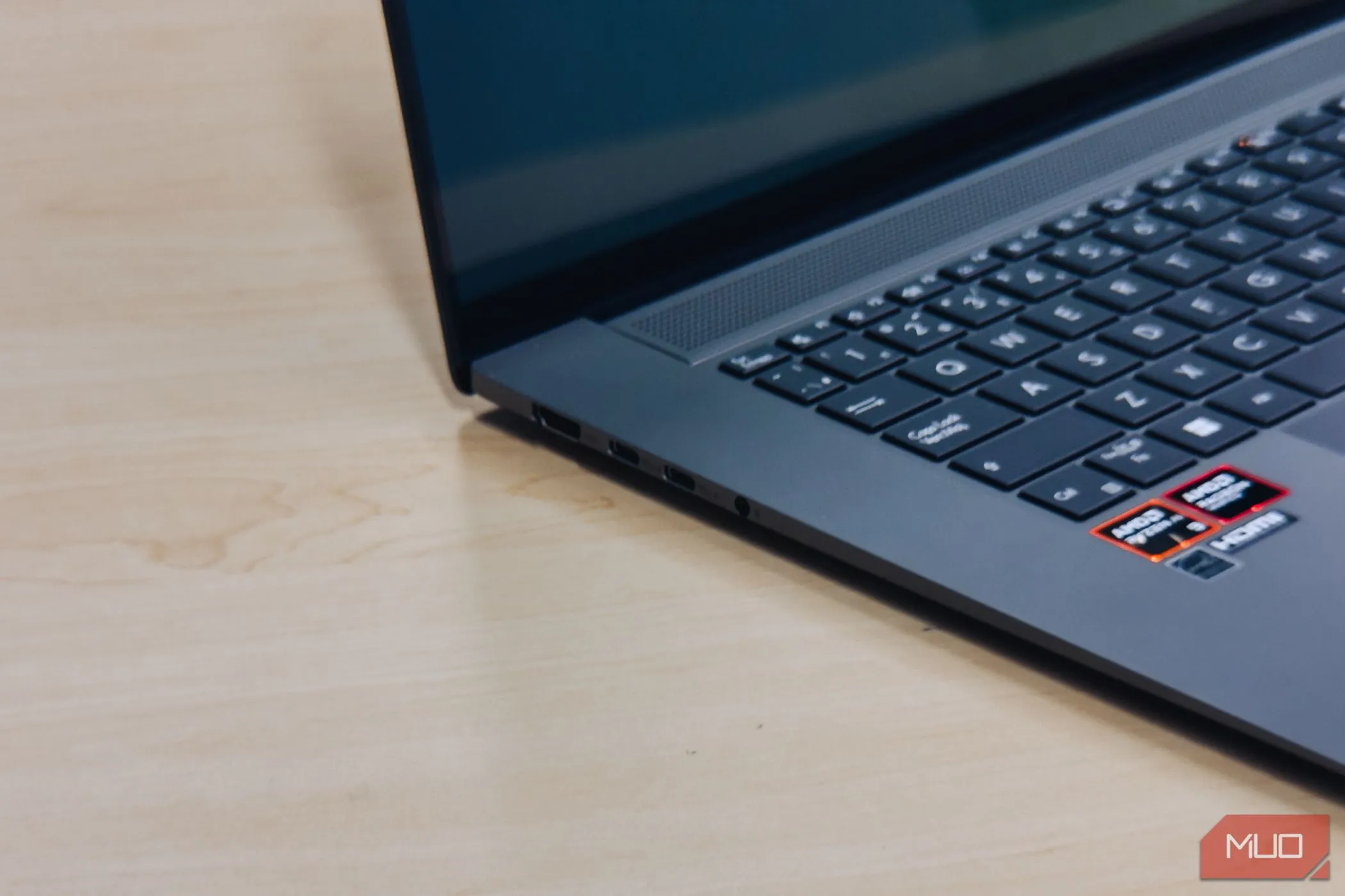 Cận cảnh các cổng kết nối của ASUS Zenbook S 16 OLED