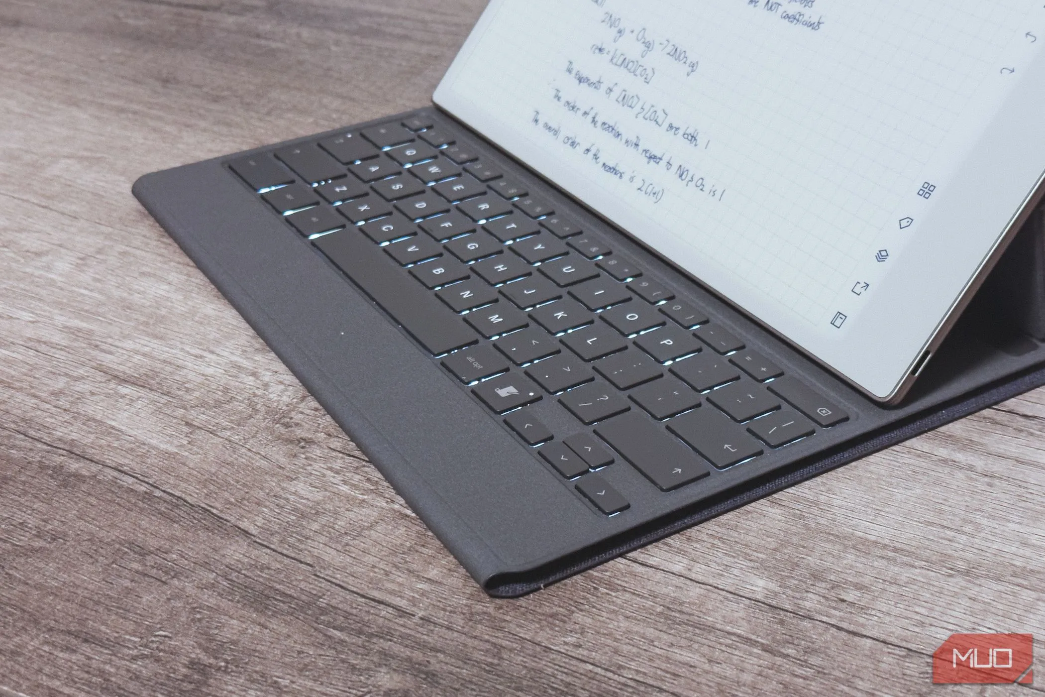 Cận cảnh các phím trên bàn phím Type Folio của reMarkable Paper Pro, thể hiện bố cục và chất liệu.