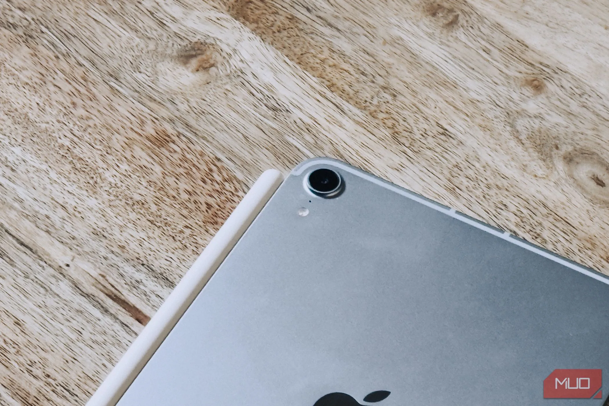 Cận cảnh camera sau 12MP của iPad mini (A17 Pro) trên bàn cà phê, chi tiết phần cứng