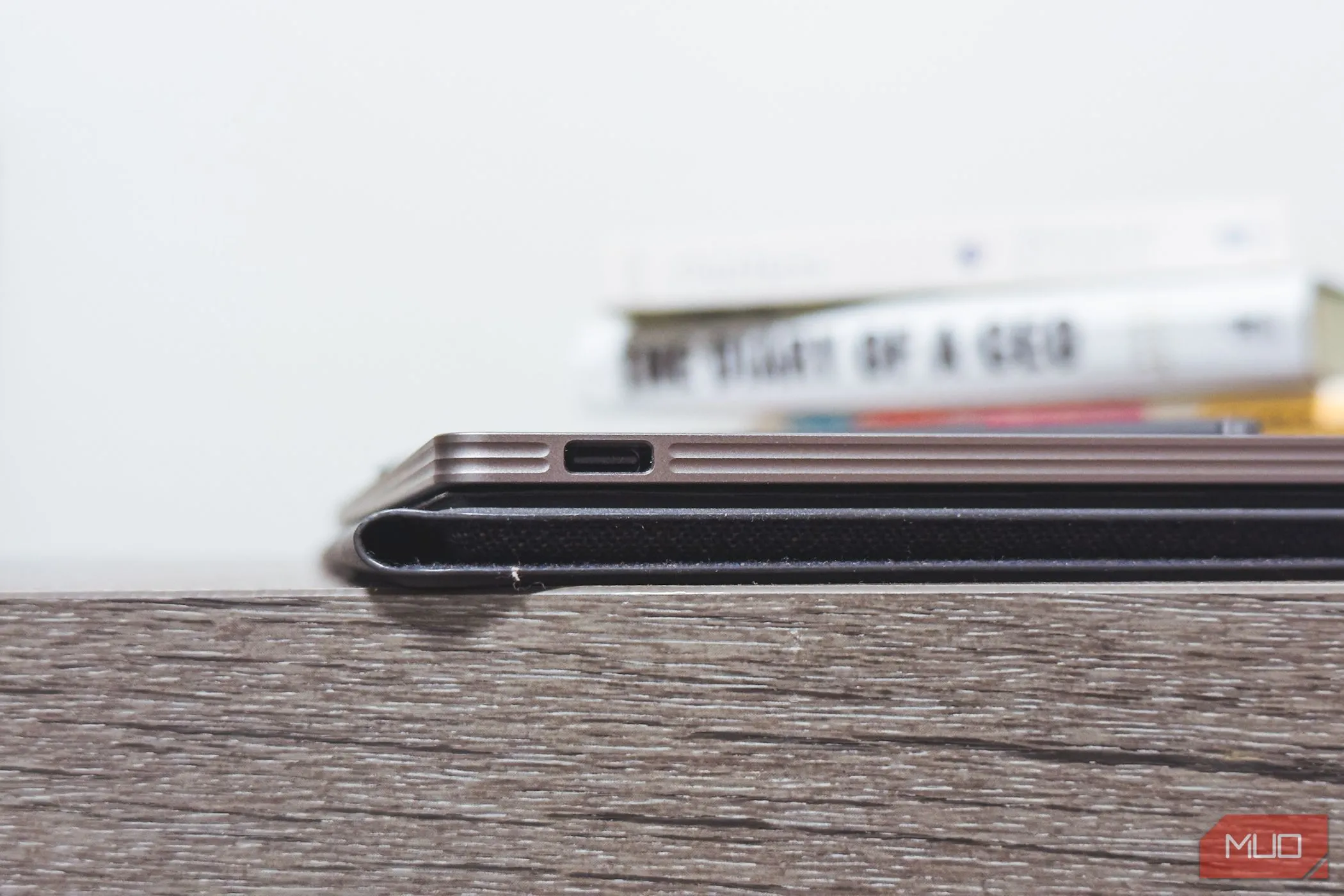 Cận cảnh cổng USB-C của reMarkable Paper Pro, chi tiết về khả năng sạc và kết nối.