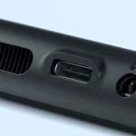 Cận cảnh cổng USB-C ở cạnh trên của máy chơi game Nintendo Switch 2