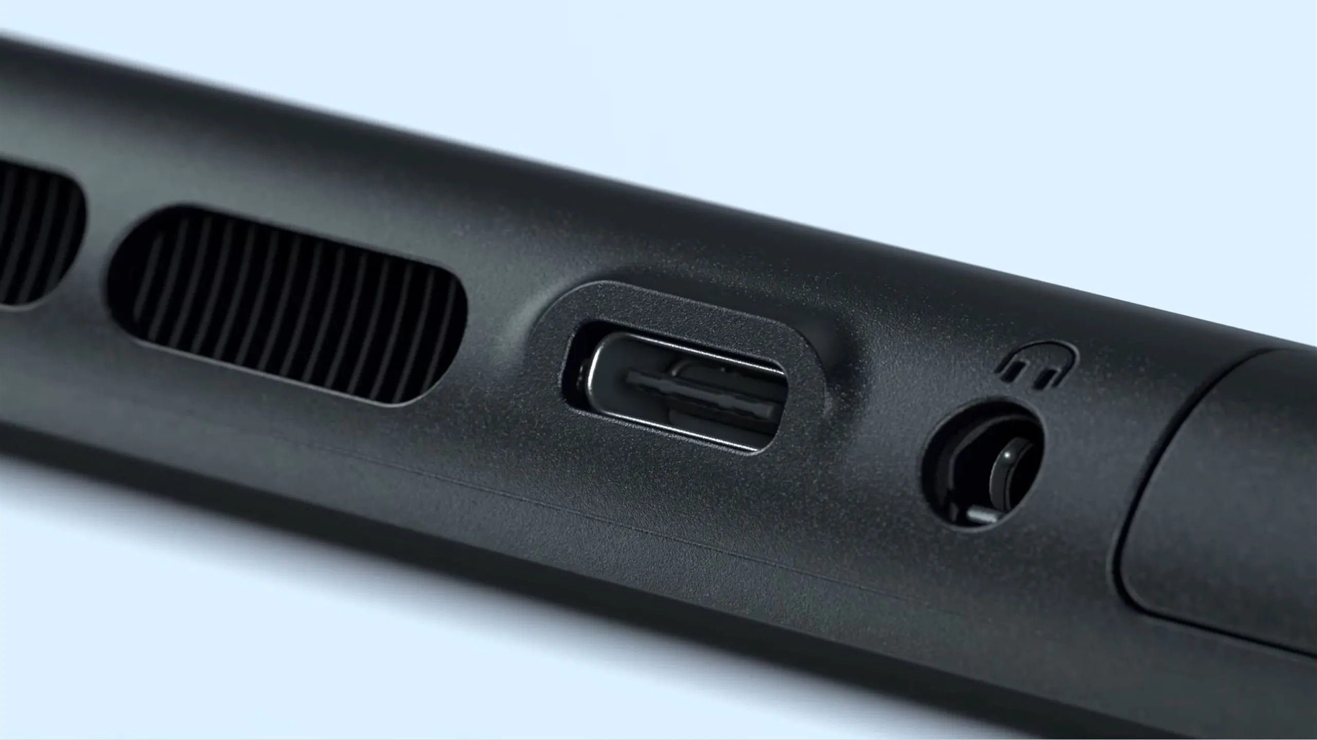 Cận cảnh cổng USB-C ở cạnh trên của máy chơi game Nintendo Switch 2