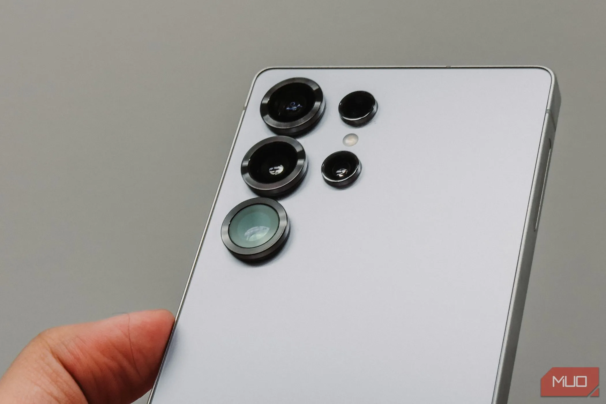 Cận cảnh cụm camera Samsung Galaxy S25 Ultra màu trắng với các vòng bảo vệ ống kính