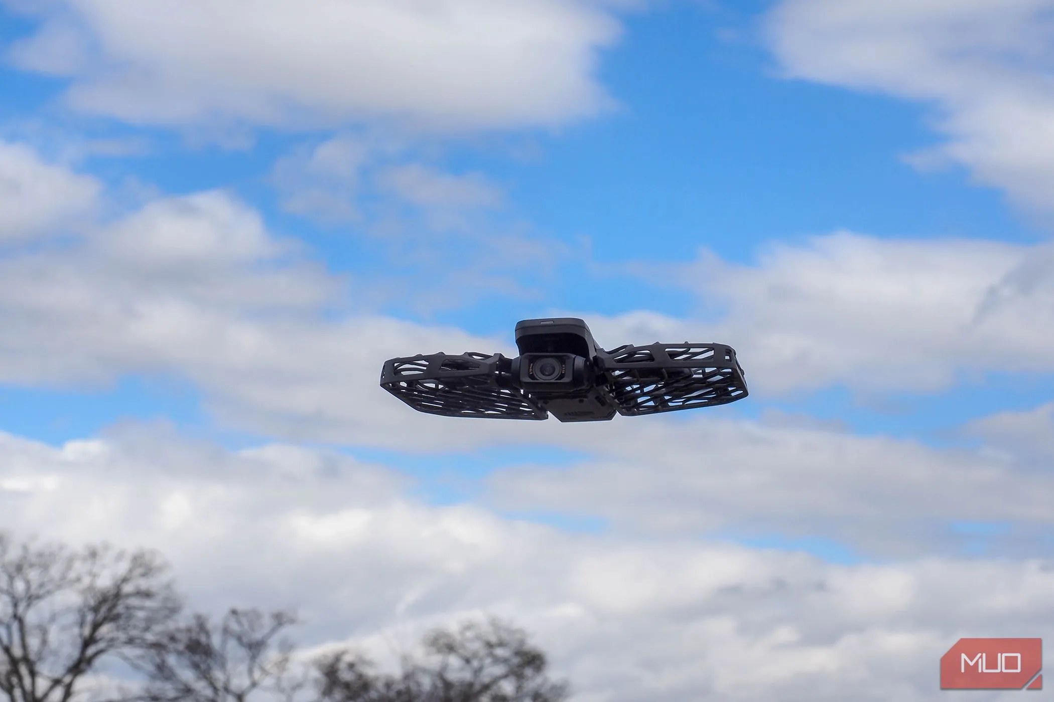 Cận cảnh drone HOVERAir X1 Promax, hiển thị chi tiết thiết kế và cấu trúc.