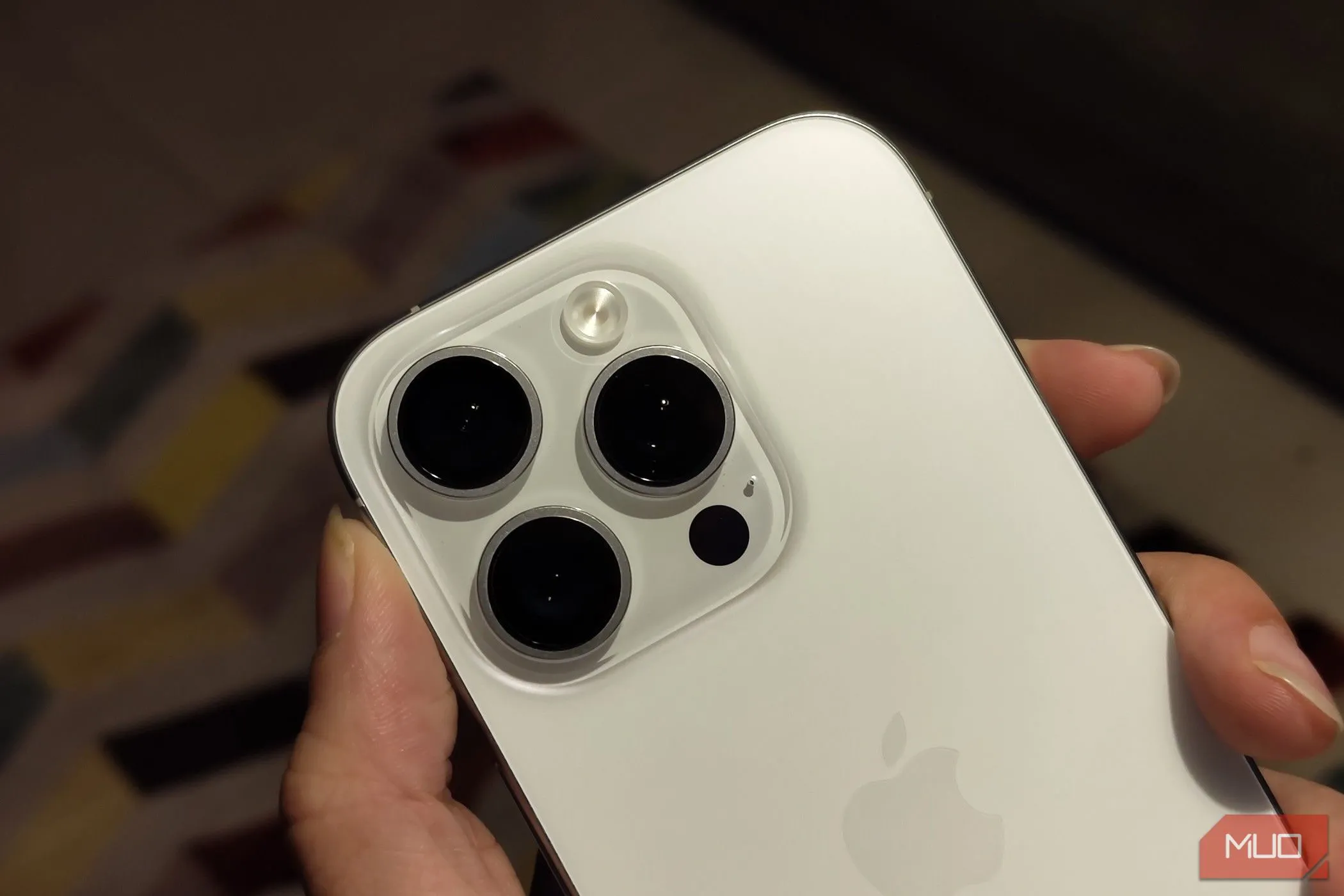 Cận cảnh mặt lưng của một chiếc iPhone, nhấn mạnh tầm quan trọng của việc lựa chọn ốp lưng phù hợp với từng mẫu máy