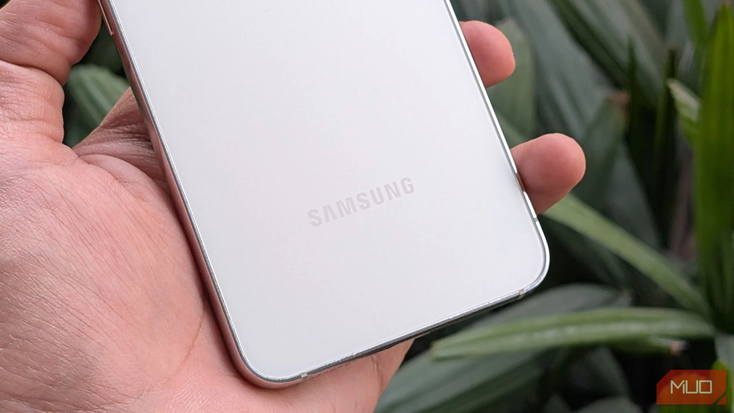 Cận cảnh mặt sau điện thoại Samsung Galaxy S23 màu tím lavender đang được cầm trên tay