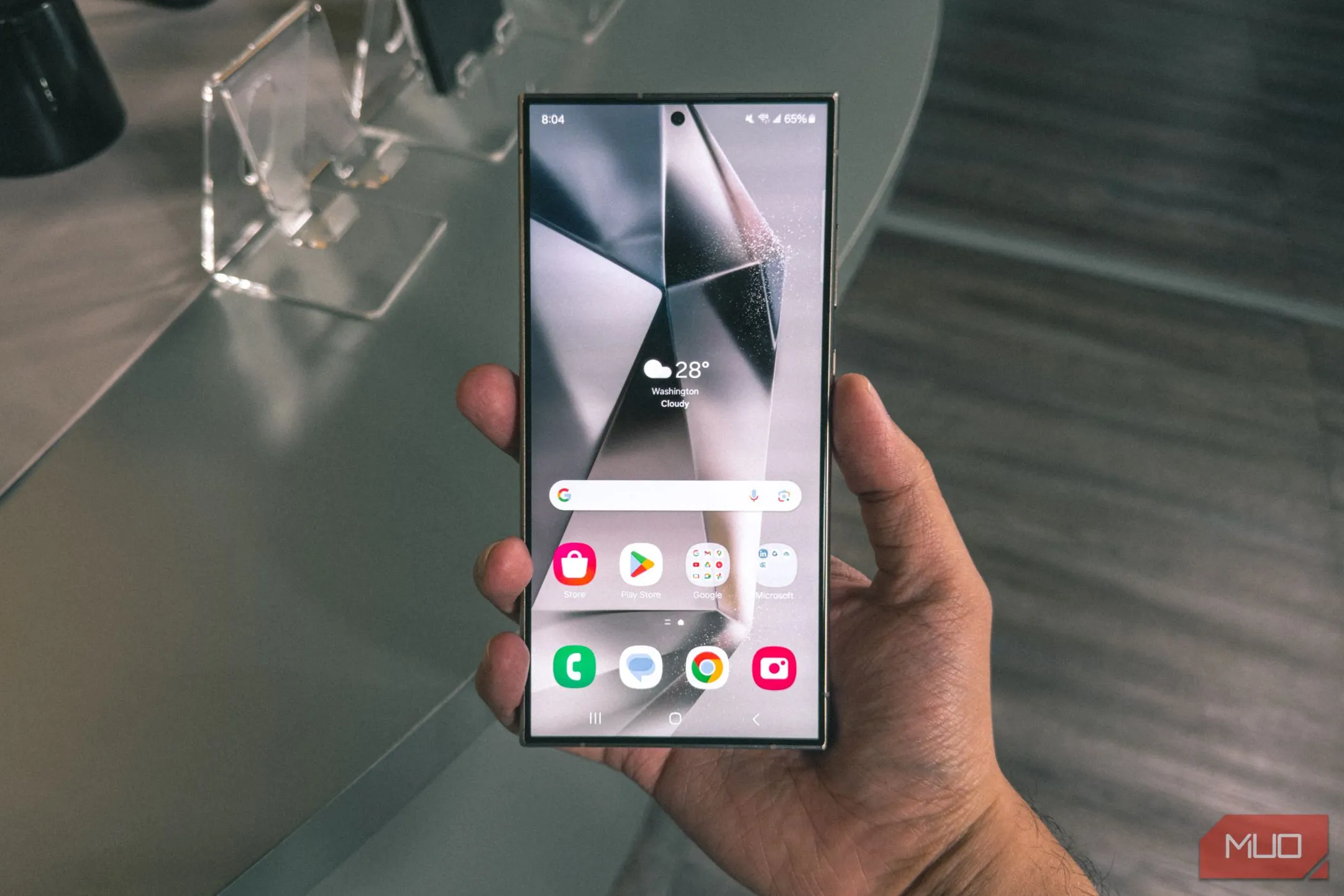 Cận cảnh mặt trước điện thoại Samsung Galaxy S24 Ultra trong tay, minh họa khả năng tùy biến launcher trên Android
