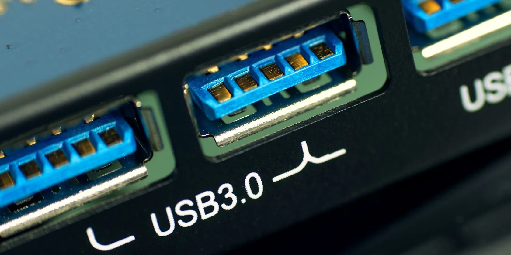 Cận cảnh một cổng USB 3.0 màu xanh lam trên thiết bị, minh họa kết nối tốc độ cao cho ổ đĩa