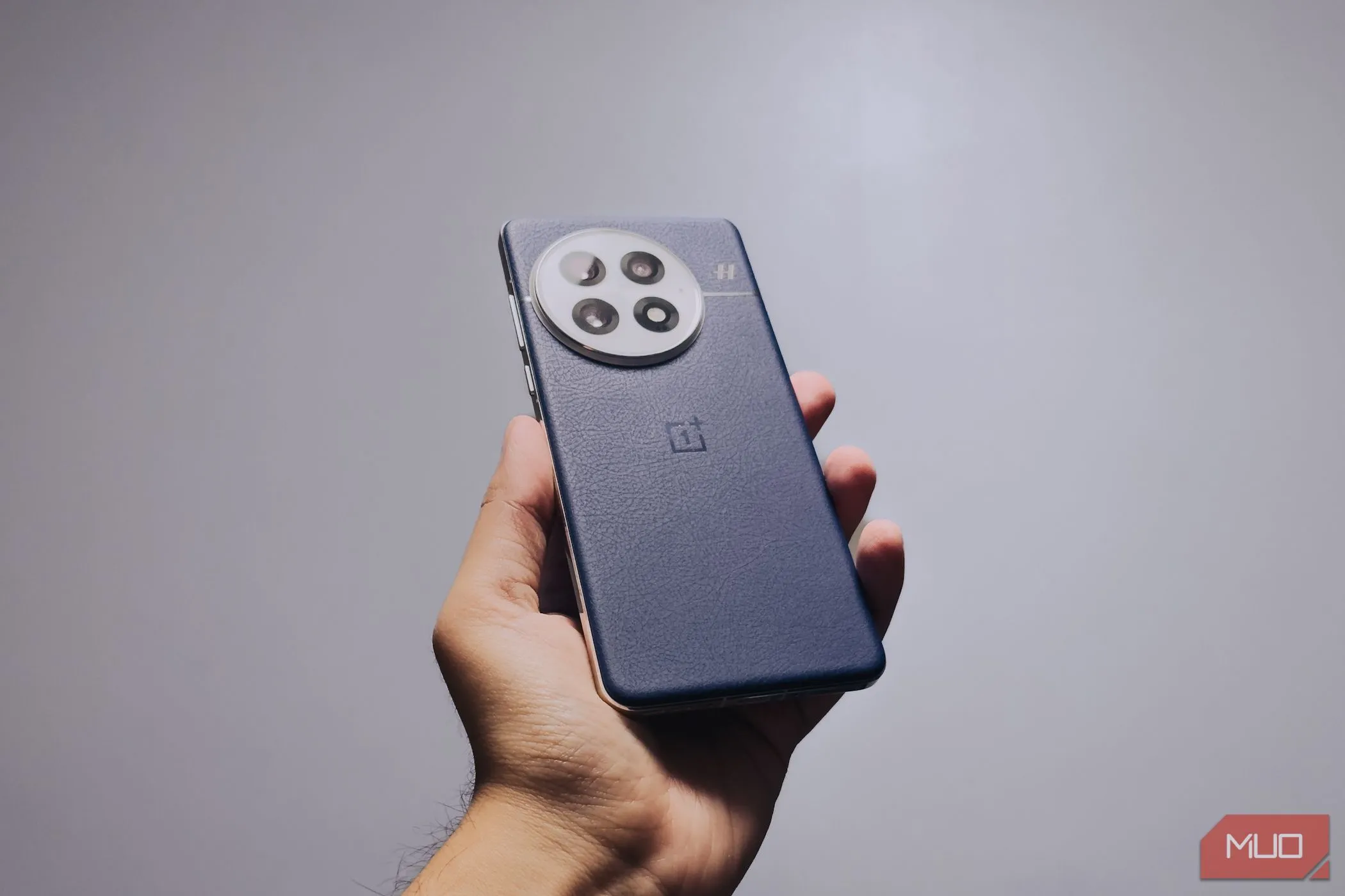 Cận cảnh OnePlus 13 trong lòng bàn tay, thể hiện độ bám và vật liệu mới