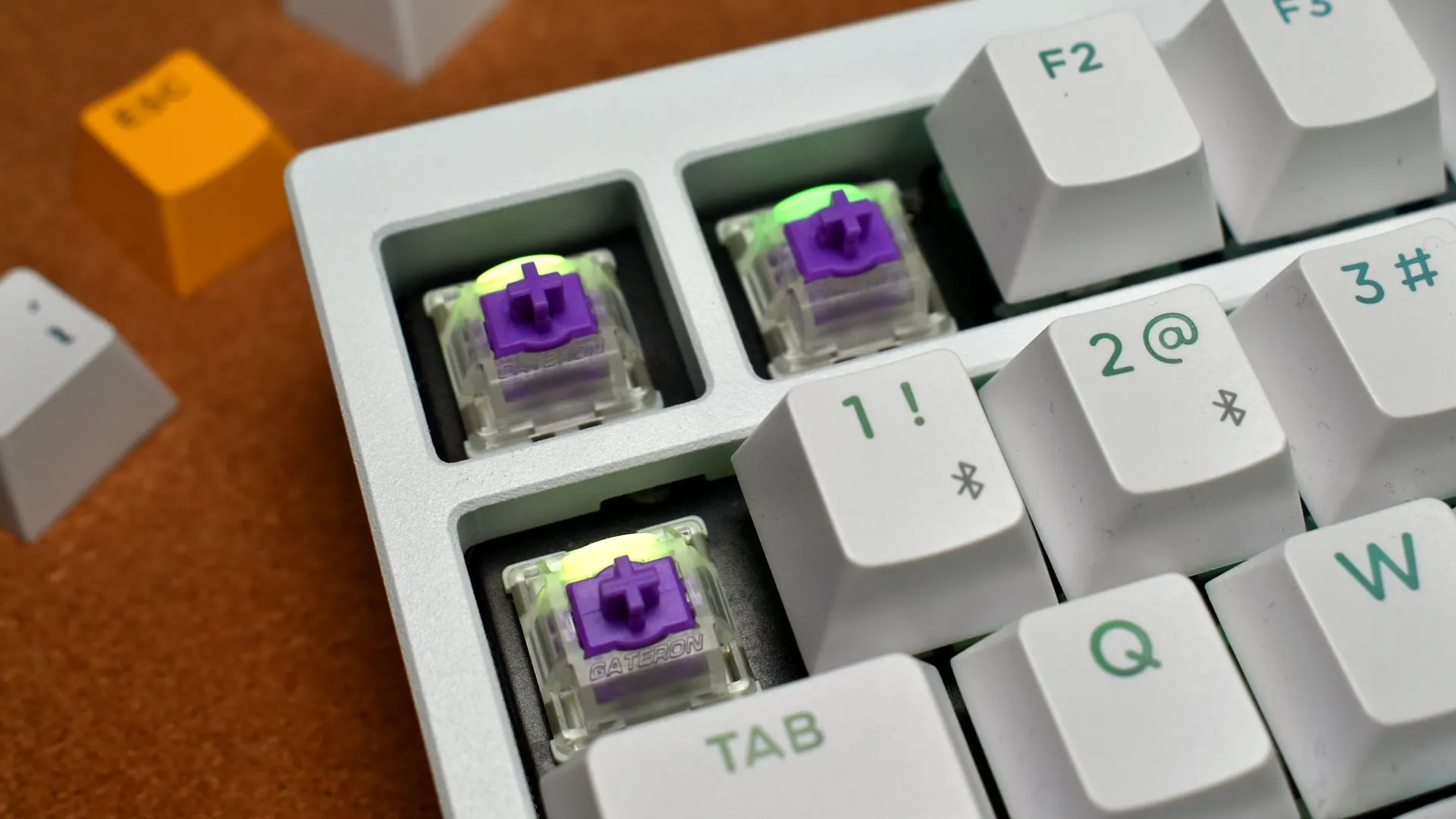 Cận cảnh switch từ tính Gateron Double-Rail Magnetic Nebula trên Lemokey P1 HE