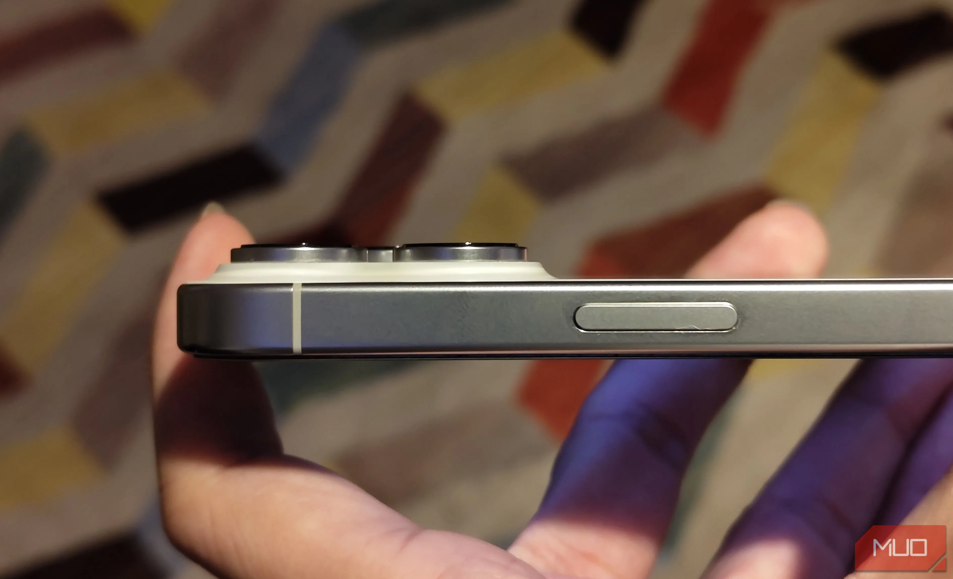 Cận cảnh thiết kế ống kính camera lồi của iPhone, dễ bị bám bẩn khi đặt điện thoại xuống.