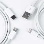 Cáp chuyển đổi và cáp sạc USB-C cho thiết bị di động, minh họa sự phổ biến của chuẩn USB-C trong khi USB-A vẫn còn thông dụng trên các chuyến bay.