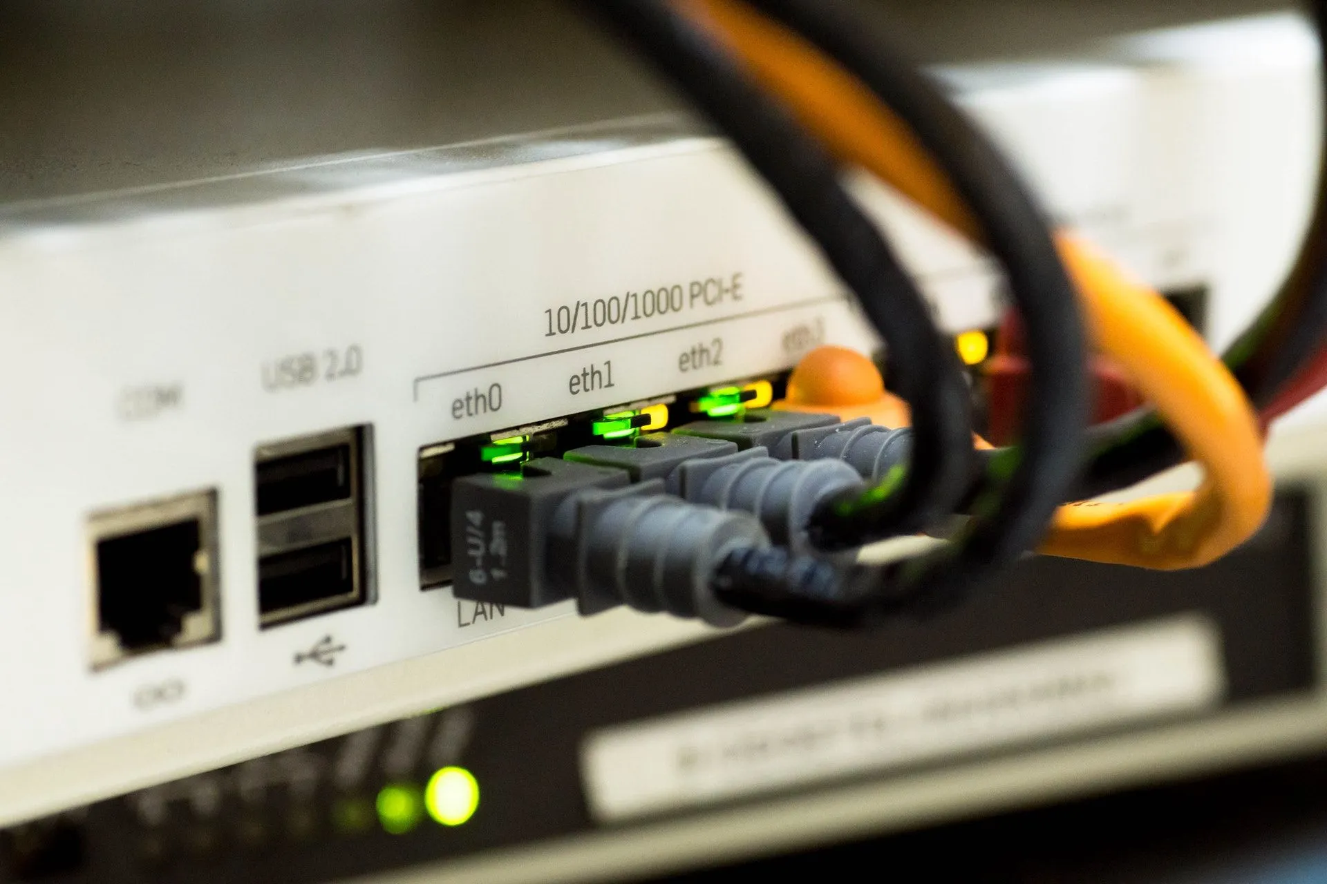 Cáp Ethernet kết nối với modem, tượng trưng cho giải pháp mạng có dây ổn định để tăng tốc độ internet.