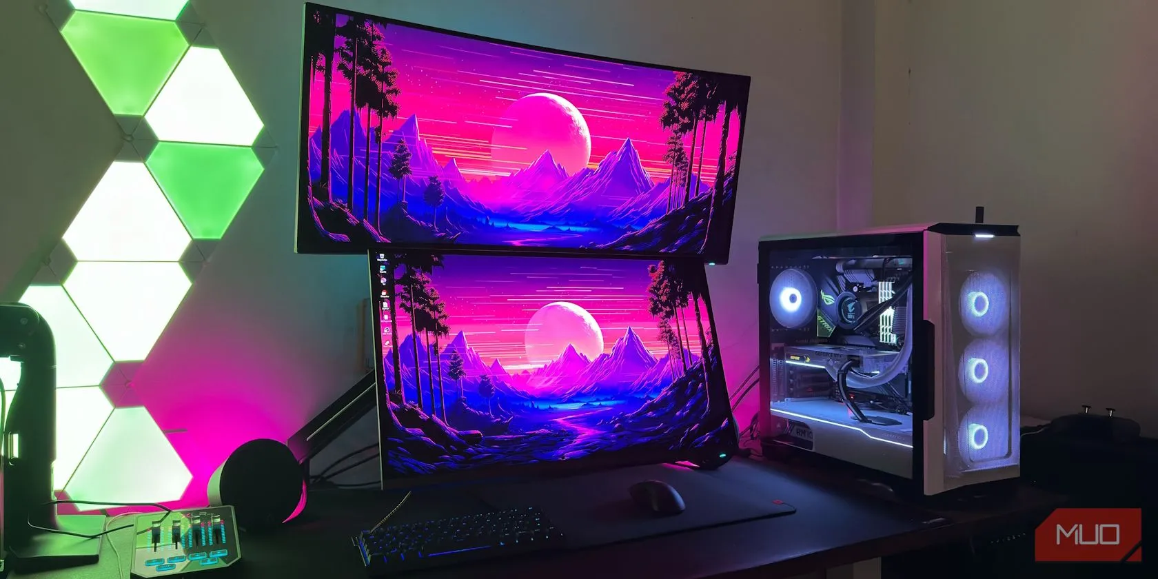 Cặp màn hình OLED gắn trên giá đỡ VESA cùng bàn phím chuột