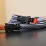 Cáp mạng Ethernet Cat 8 cuộn tròn trên bàn minh họa cho chất lượng dây dẫn