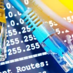 Cáp mạng Ethernet và thông tin địa chỉ IP trên màn hình máy tính