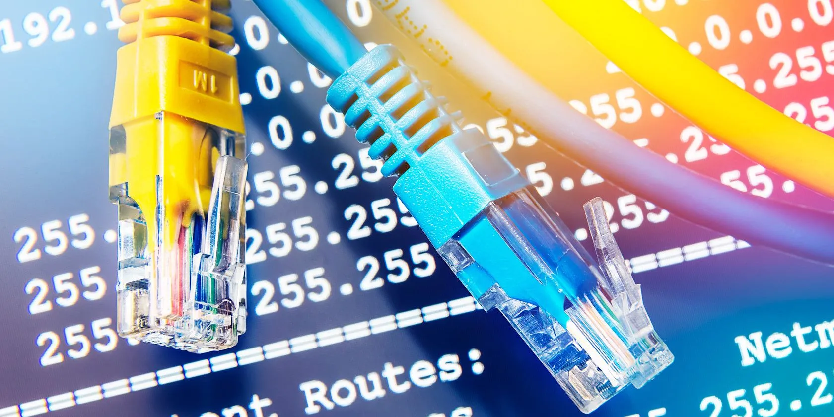 Cáp mạng Ethernet và thông tin địa chỉ IP trên màn hình máy tính