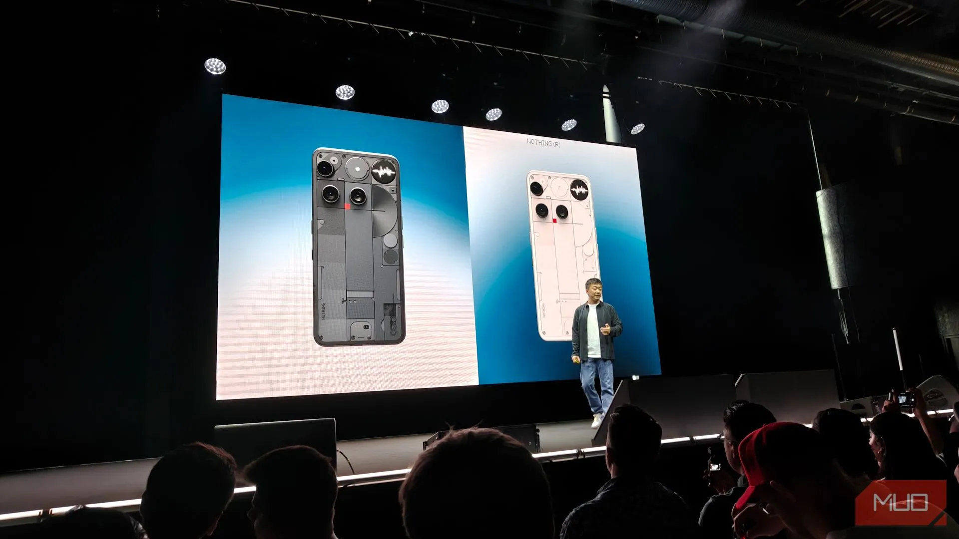 CEO Nothing Carl Pei giới thiệu Nothing Phone 3 trên sân khấu ra mắt