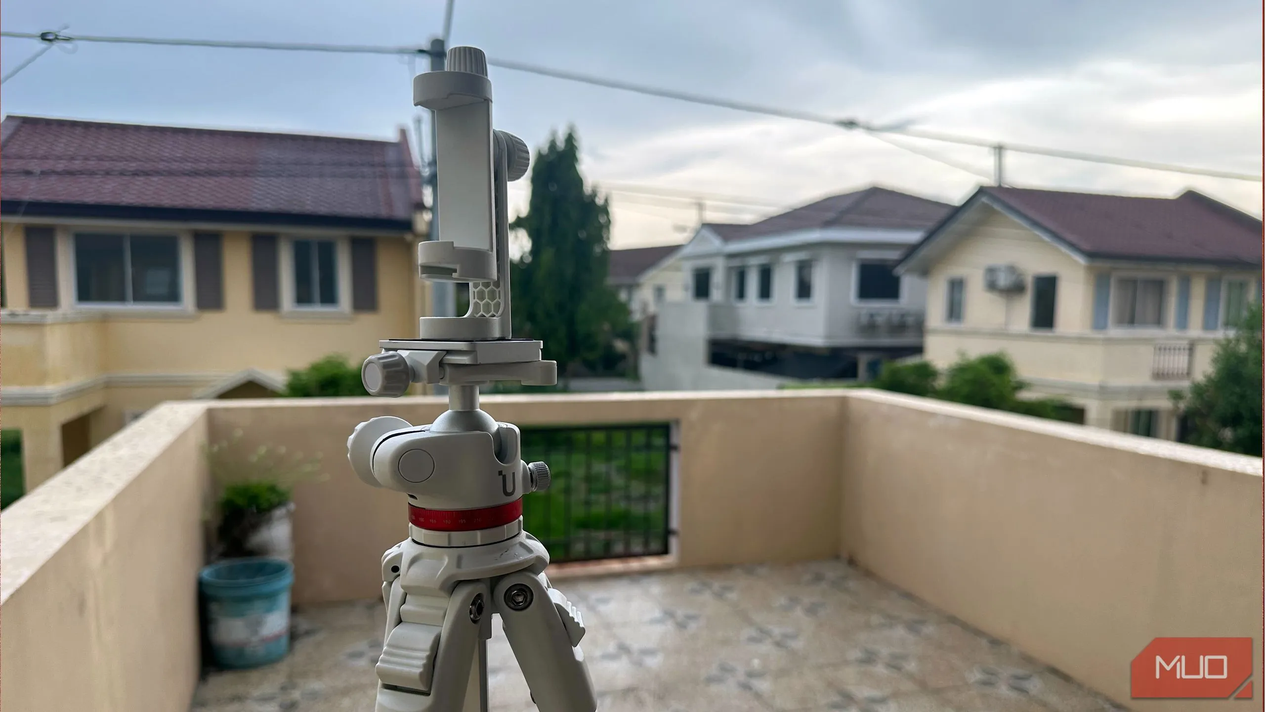 Chân máy tripod cấp độ DSLR kèm kẹp giữ điện thoại chắc chắn