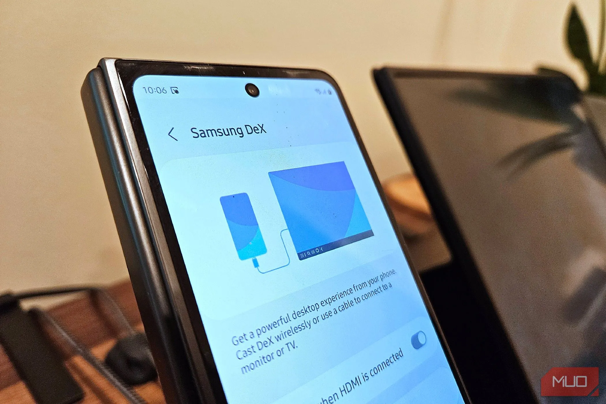 Chế độ Samsung DeX trên Galaxy Z Fold 5 kết nối với màn hình di động, minh họa khả năng đồng bộ điện thoại Android với laptop